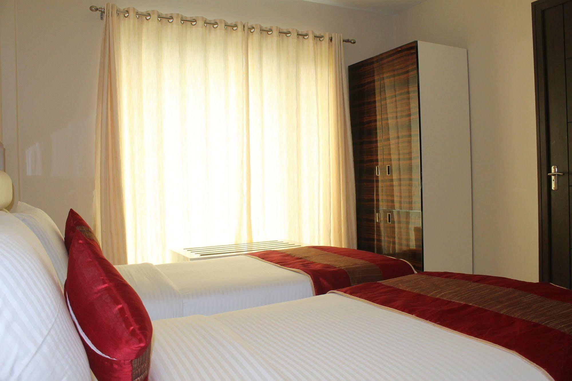 Hotel Gulnar New Delhi Chambre photo