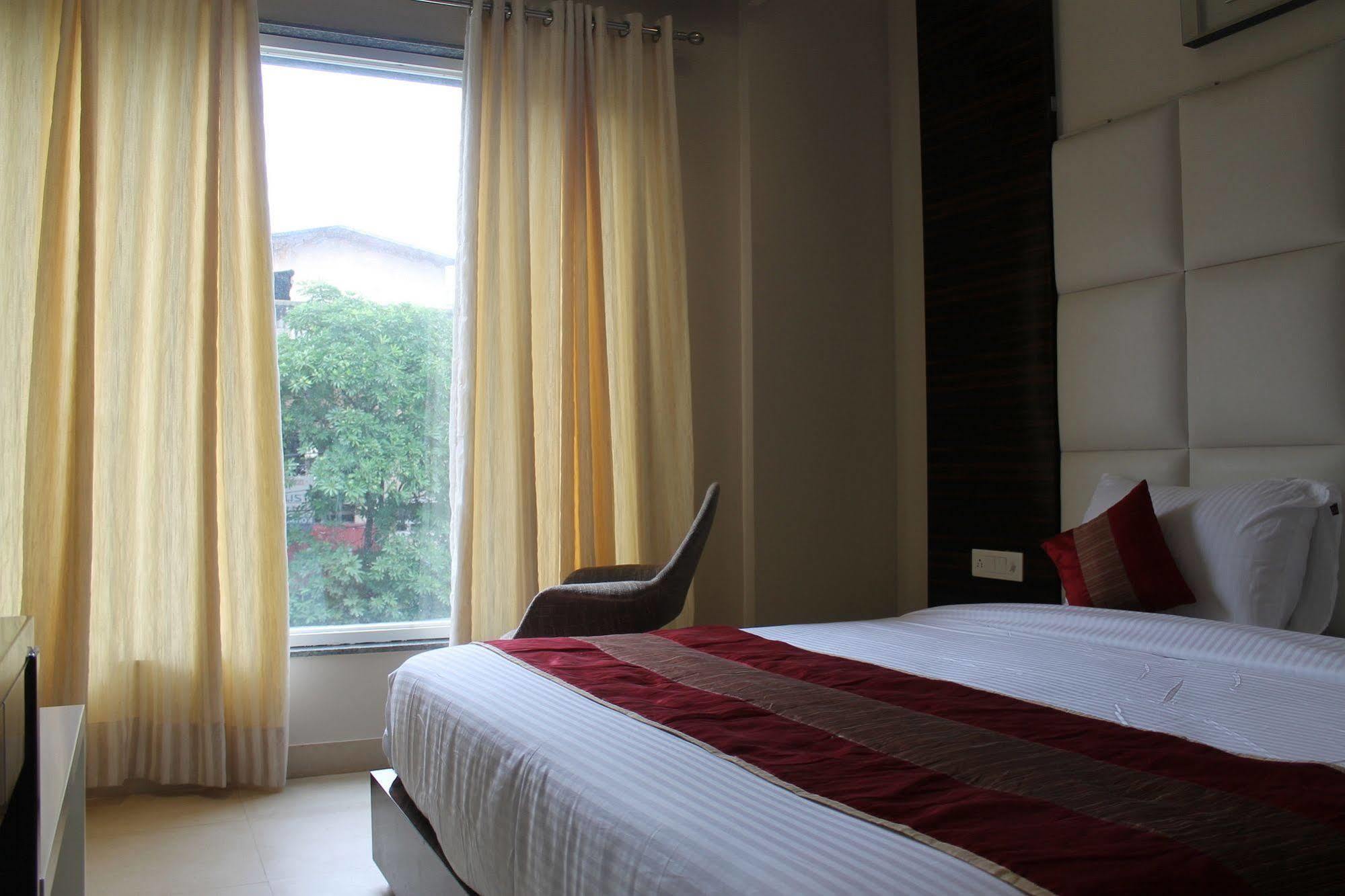 Hotel Gulnar New Delhi Chambre photo
