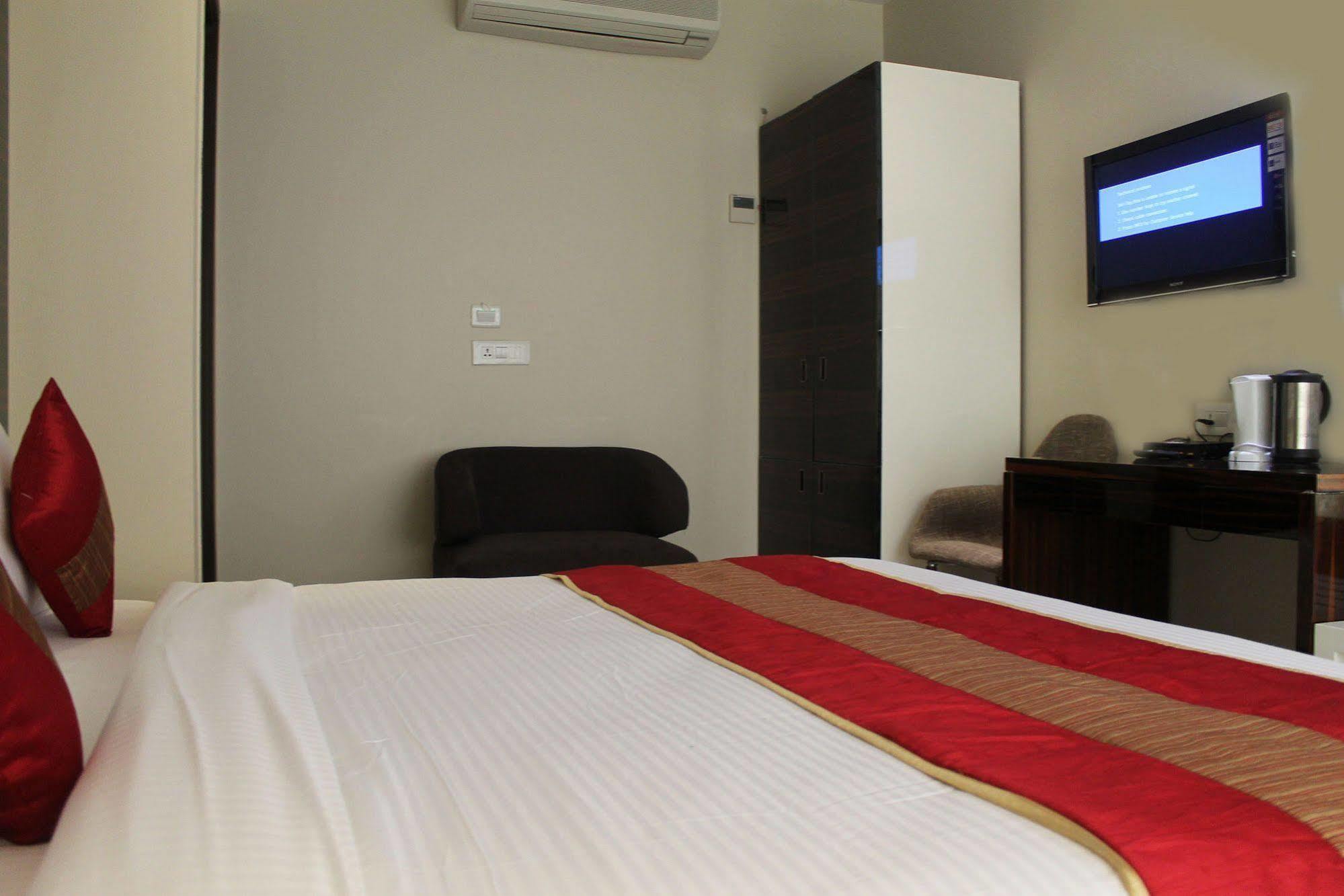 Hotel Gulnar New Delhi Extérieur photo